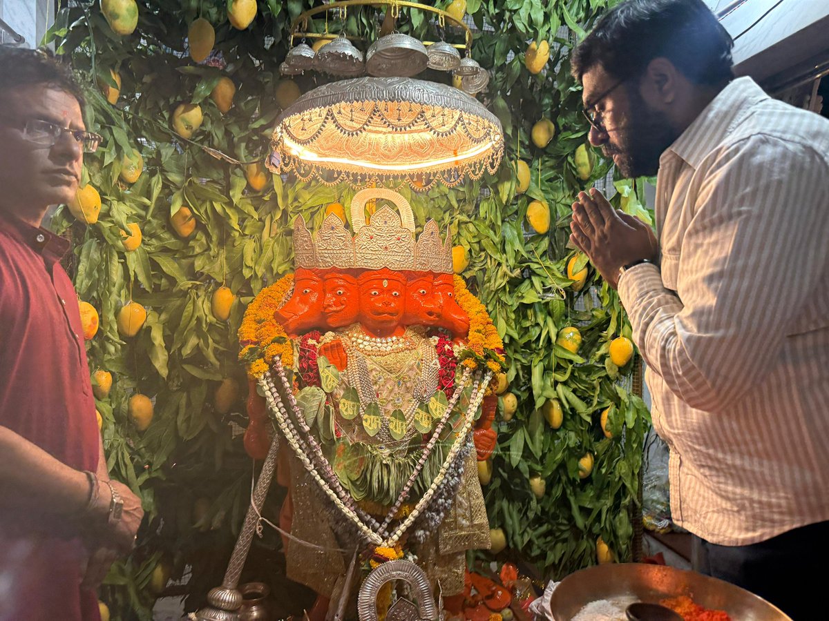 buntyviveksahu's tweet photo. भगवान श्री शनिदेव जी की जयंती के पावन अवसर पर पंचमुखी हनुमान मंदिर में भगवान श्री शनिदेव जी की विधि-विधान से पूजन-अर्चन कर क्षेत्र की सुख, समृद्धि एवं खुशहाली की कामना की। https://t.co/dMYxcDGMRg