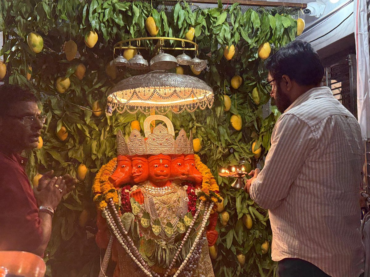 buntyviveksahu's tweet photo. भगवान श्री शनिदेव जी की जयंती के पावन अवसर पर पंचमुखी हनुमान मंदिर में भगवान श्री शनिदेव जी की विधि-विधान से पूजन-अर्चन कर क्षेत्र की सुख, समृद्धि एवं खुशहाली की कामना की। https://t.co/dMYxcDGMRg