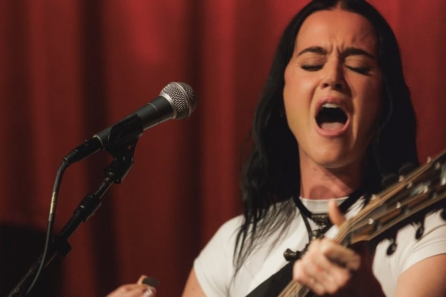 giulycat3's tweet photo. Katy ieri sera ha suonato per l'ultima volta al Hotel Café a Los Angeles che abbasserà la saracinesca dopo molti anni.Ha cantato the one that got away e la sua primissima canzone Thinking of you🥺 .Questo vuol dire essere grandi...Non dimenticare mai da dove si è partiti🫶🏻❤️ . https://t.co/iaRhVs5LB9