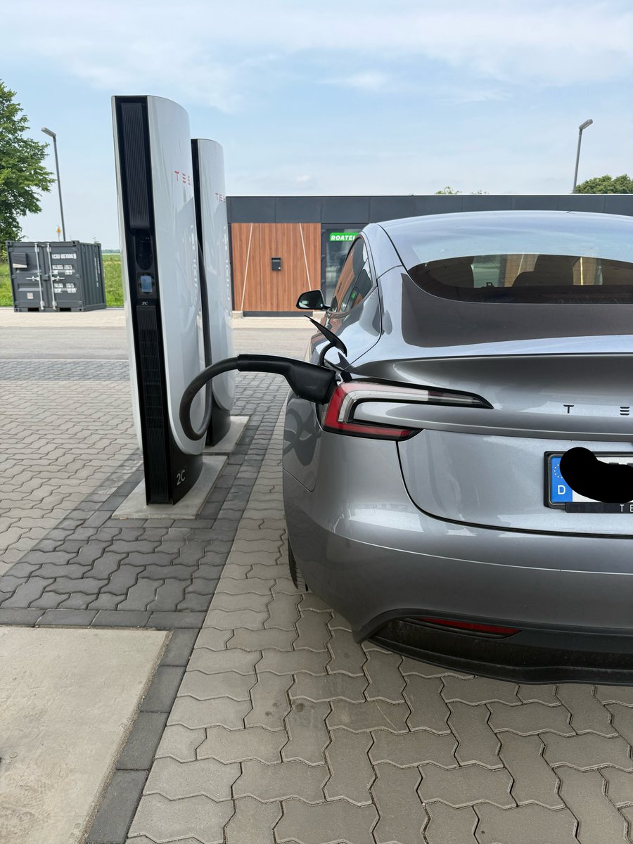 Blackcnarf's tweet photo. @Nightma66992225 @teslaxander Wie kommst du darauf, dass ich ein linker Troll sein soll? Klar komm ich bei Porsche und Audi rein. Aber ich hab schon mein Wunschauto. Also kein Bedarf 😉 https://t.co/tgGlx71HYw