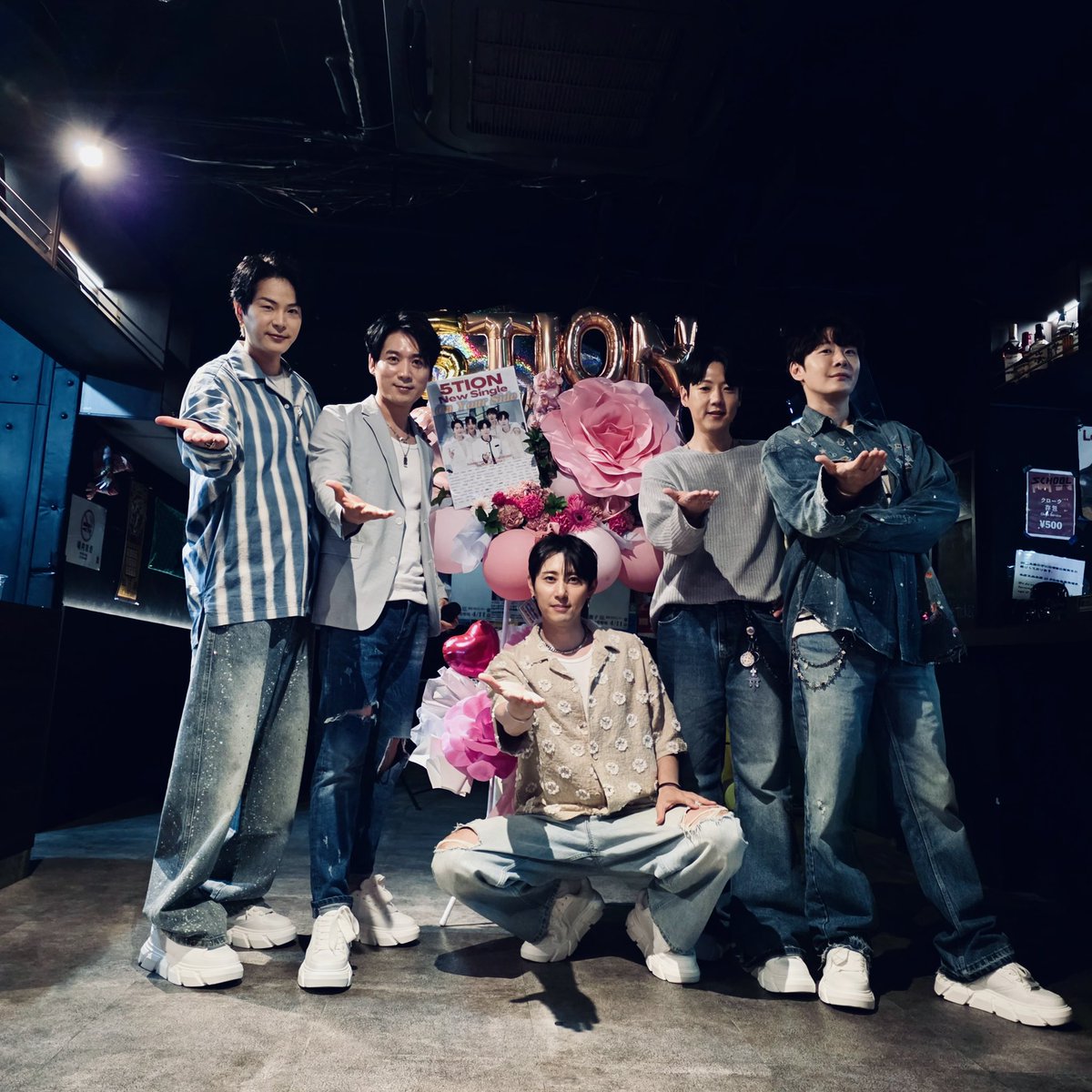 lenstargram's tweet photo. Thank You~ 本日の最後のライブもよろしくお願いいたします。ありがとうございます！(この手のポーズは ‘그대 편이에요’ ポーズです^^) https://t.co/zCFgZunqDh