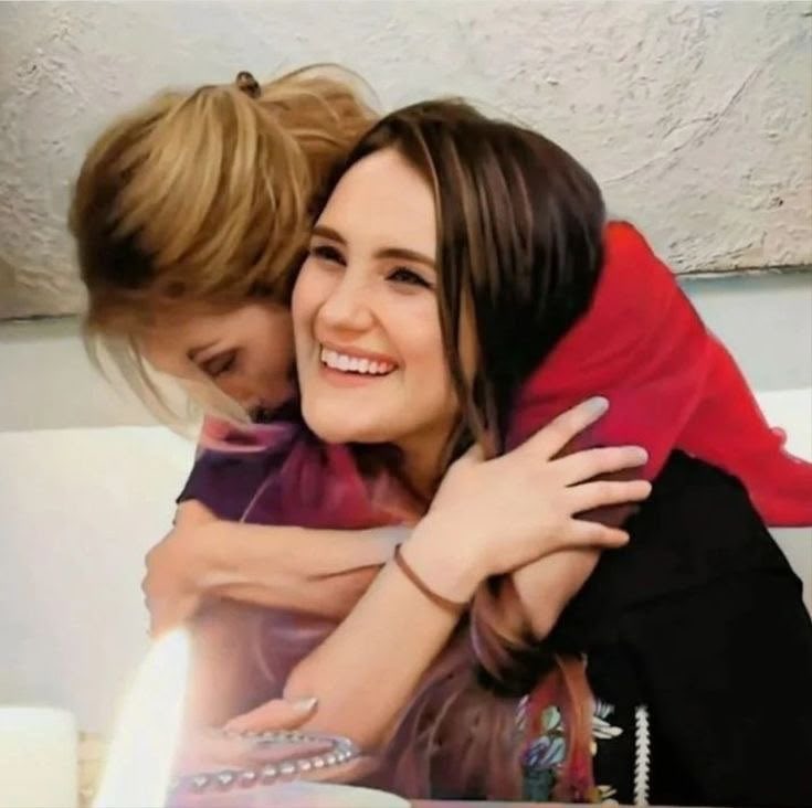 PorSiempreAm_'s tweet photo. Dios, que aquí siga siendo hermoso, bendecido y eterno…❤️‍🔥

@Anahi @DulceMaria https://t.co/OljoVuAh21