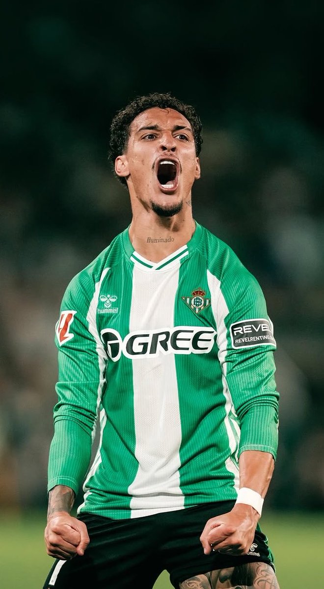ElMagoBotas_'s tweet photo. Las 24 participaciones de gol de Antony (14 goles y 10 asistencias), a falta aún de 2 partidos, en una temporada en la que todos tenemos la sensación de que ha podido brillar más, hablan por sí solas del nivel de jugador que es. Con pubalgia, llegando con la temporada ya comenzada y teniendo que rotar y dosificarse más de la cuenta, ha sido fundamental para que el Betis haya conseguido el objetivo de la Champions. Su recuperación al 100% durante el verano y el hecho de que pueda empezar la pretemporada con el grupo seguro que ayudarán a que el año que viene ofrezca todavía ese plus que estoy convencido de que puede dar. Bendito el día en el que se cruzaron los caminos del brasileño y el Betis.