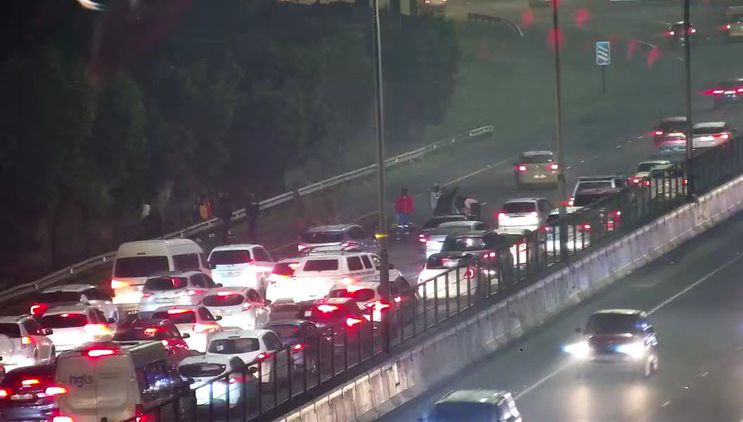 lnnocent191535's tweet photo. 🚨 R300 Northbound before Hindle, Cape Town - Protest action, expect delays. Plan your route accordingly.

 #CapeTown 
#Traffic #Protest https://t.co/MASsXeCxXG