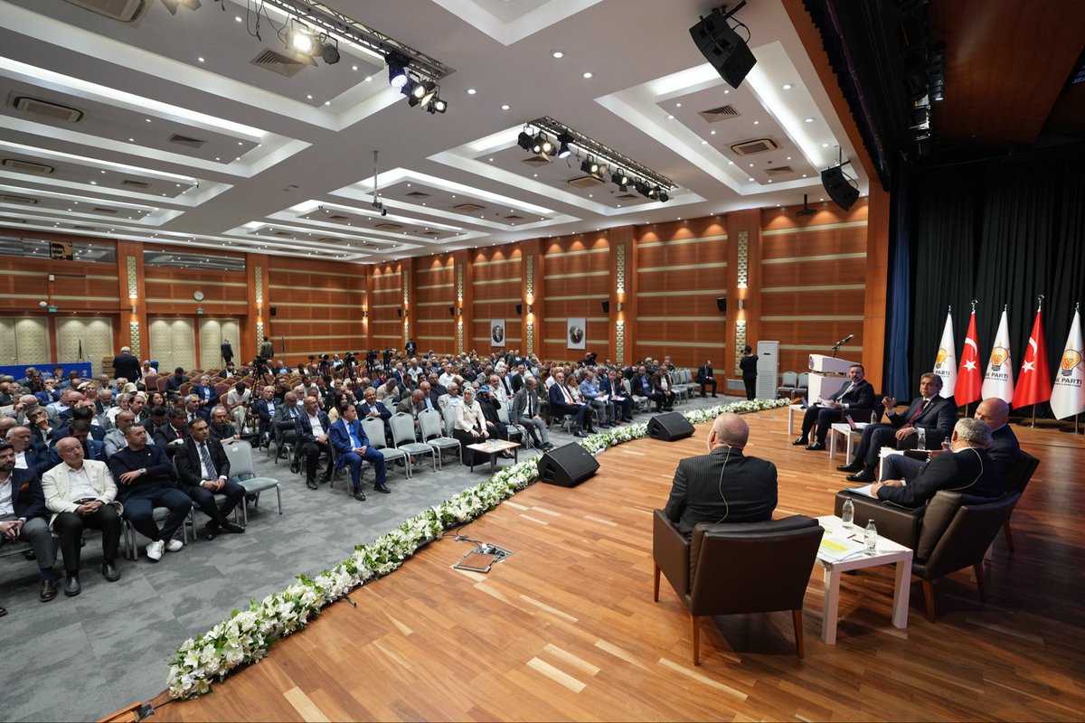 selmaakin's tweet photo. Muhtarlarımız mahallelerimizin hafızası, vatandaşımızın ilk kapısıdır.
“Yerel Yönetimlerde İlk Basamak: Muhtarlarımız” programında; mahallelerimizin ihtiyaçlarını, çözüm bekleyen konuları ve ortak sorumluluğumuzu istişare ettik.

İstanbul’u birlikte yönetmeye, istişare kültürünü güçlendirmeye devam edeceğiz.