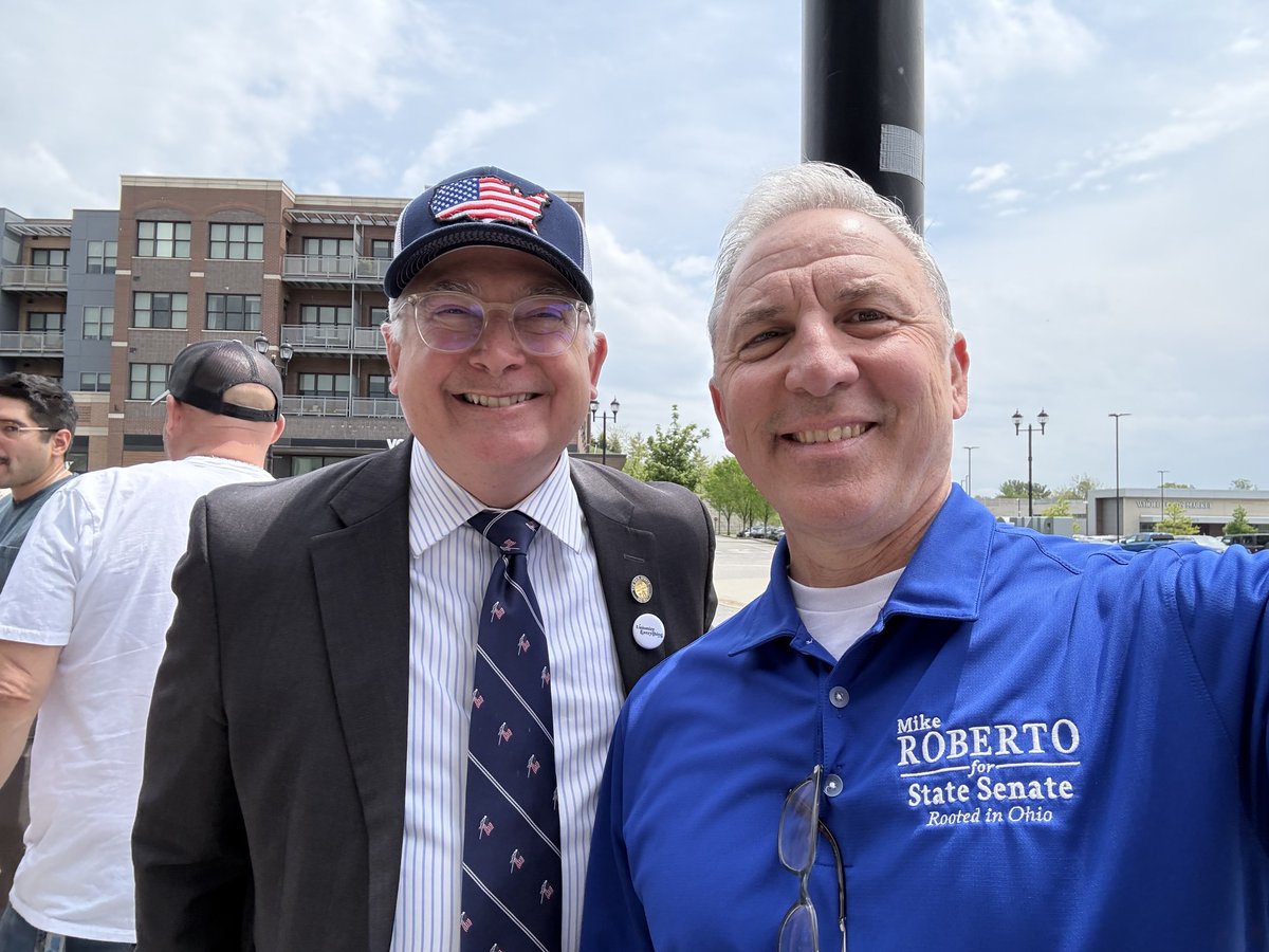 Roberto4Ohio's tweet photo. Proud to be supporting the REI UNION this afternoon who have literally been working without a contract for years. Stay strong! @PortageDems @GeaugaDems https://t.co/KGxyYfCB1Y