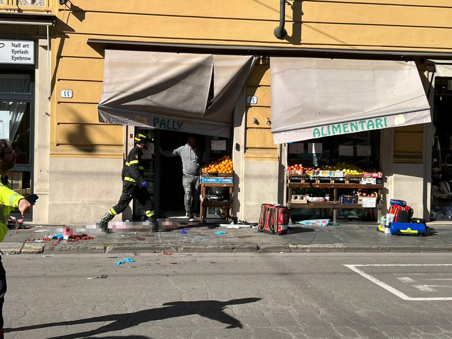 mysteryWN's tweet photo. 🇮🇹 ATENTADO terrorista en Módena, Italia. Al menos 10 heridos cuando un vehículo ha atropellado a una docena de personas. Tras esto se ha estrellado contra una frutería y tras bajarse del vehículo a apuñalado a una persona que intento detenerlo. 

En otras ocasiones hemos visto a conductores terroristas atropellar a la gente sin mas, aquí lo diferente es que el atacante vino preparado para contraatacar a cualquiera que interviniera.

Si, se esta considerando como atentado terrorista...