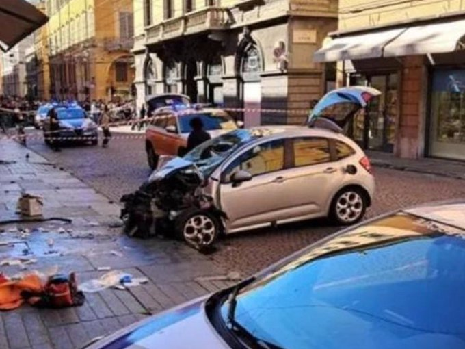 mysteryWN's tweet photo. 🇮🇹 ATENTADO terrorista en Módena, Italia. Al menos 10 heridos cuando un vehículo ha atropellado a una docena de personas. Tras esto se ha estrellado contra una frutería y tras bajarse del vehículo a apuñalado a una persona que intento detenerlo. 

En otras ocasiones hemos visto a conductores terroristas atropellar a la gente sin mas, aquí lo diferente es que el atacante vino preparado para contraatacar a cualquiera que interviniera.

Si, se esta considerando como atentado terrorista...