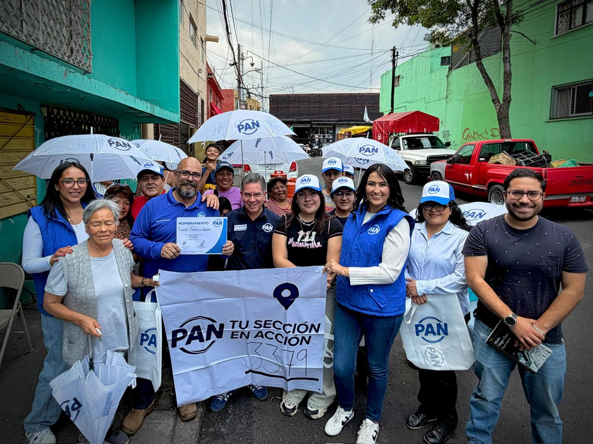 PabloMontesOlmo's tweet photo. Comparto la convicción de nuestro Presidente @JorgeRoHe por hacer de @AccionNacional un partido ciudadano y de territorio. Por ello acompañé al @pan_ao a instalar nuevos Comités en las colonias Canutillo, Jalalpa el Grande y en una sección más de Corpus Cristi #TuSecciónEnAcción https://t.co/atvUfWawfN