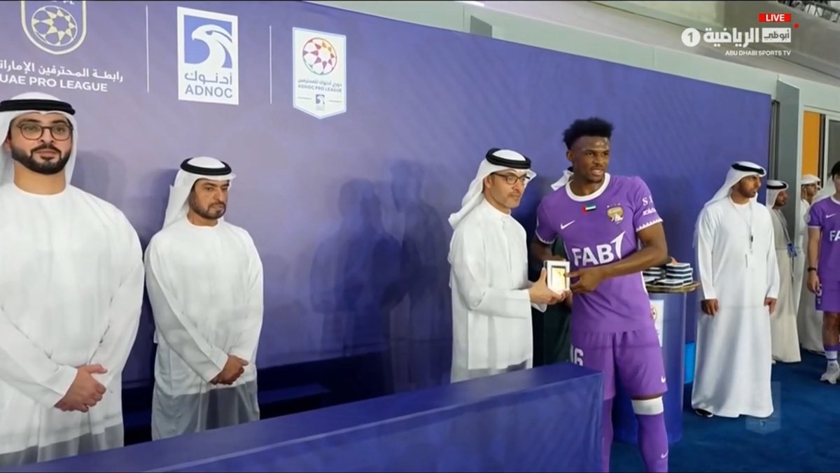 mnbralainfc's tweet photo. 🚨🚨🚨🚨🚨🚨🚨🚨🚨🚨🚨🚨🚨

سمو الشيخ هزاع بن زايد يتوج نادي #العين بلقب «الدوري الذهبي» ويقلّد لاعبي الزعيم الميداليات الذهبية 💜🏆 https://t.co/sFTih4zEnZ