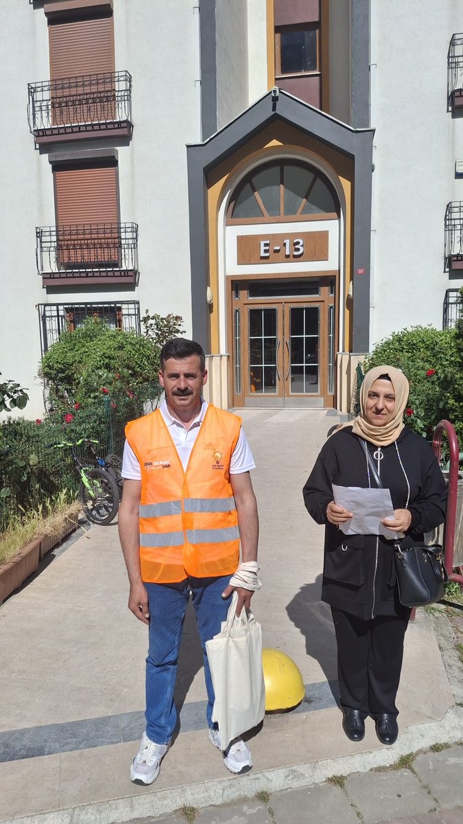 akpartibasakseh's tweet photo. Kapısını çaldığımız her evde; bir muhabbet, bir samimiyet, bir dava heyecanı daha büyüdü✨

Mahallelerimizde gerçekleştirdiğimiz hane ziyaretlerinde hemşehrilerimizle bir araya geldik; Cumhurbaşkanımızın selamlarını ilettik, gönül bağlarımızı güçlendirdik.

Çünkü biz bu bağı; sokakta, evde, gönülde büyütüyoruz.

📍Başak 1

Her mahallede izimiz, her gönülde yerimiz var.
#HerMahallesiyleBaşakşehir