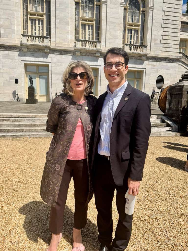 Laura Gil tweet media
