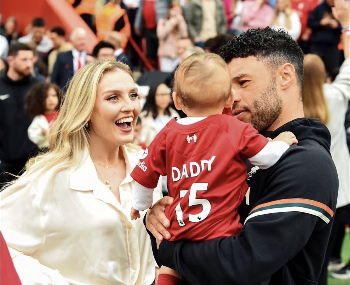Daily Perrie. tweet media
