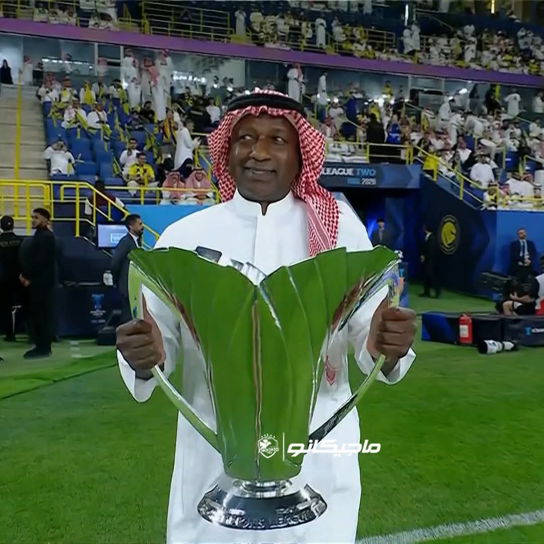 mt_2l's tweet photo. الاصلي🤫                                                  التقليد😂 https://t.co/hVuET8fwxB