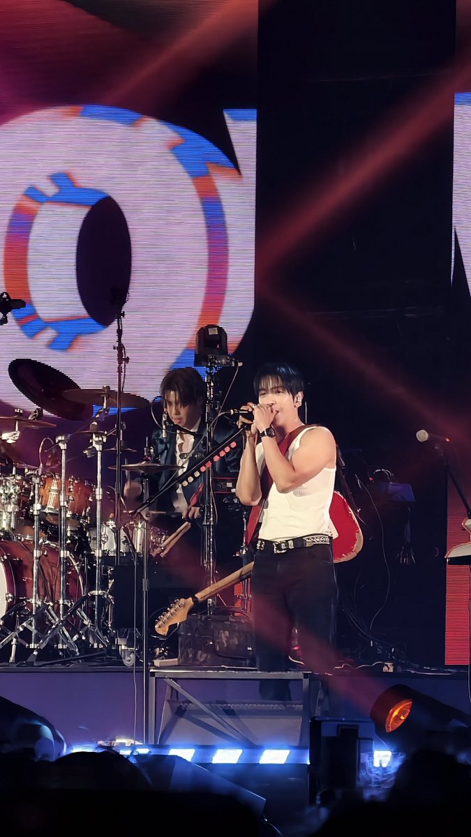 yydoublesheep's tweet photo. 容和啊啊啊啊，又一次被你们帅到了！今晚太嗨了！明天继续！@JYHeffect 
#정용화  
#CNBLUE 
#씨엔블루 https://t.co/mVUiyjVLd4