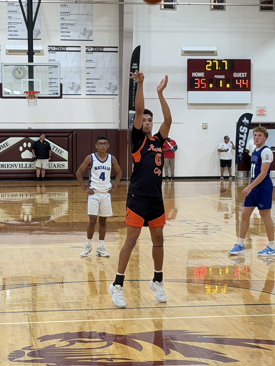 CoachesSouth's tweet photo. End of the first half… 44-35 (Blue Team) https://t.co/vrFYE2OkIs