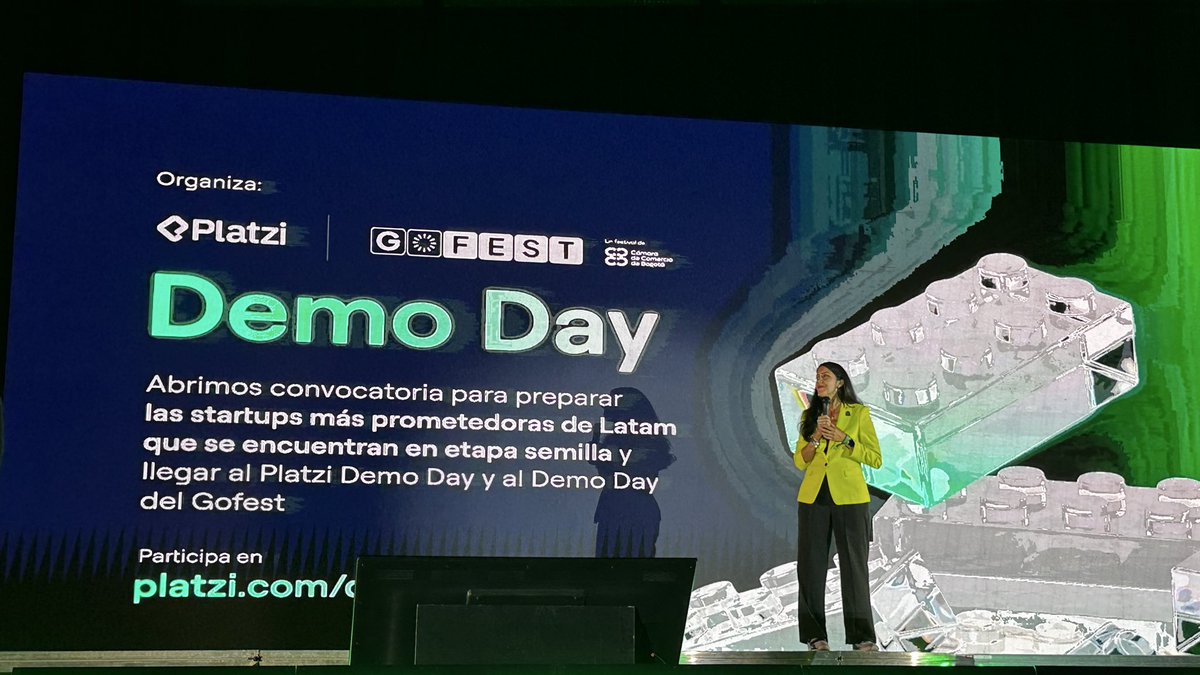 MarioReyesA's tweet photo. Aquí en la #PlatziConf #160526 https://t.co/1iMdeiJr1c