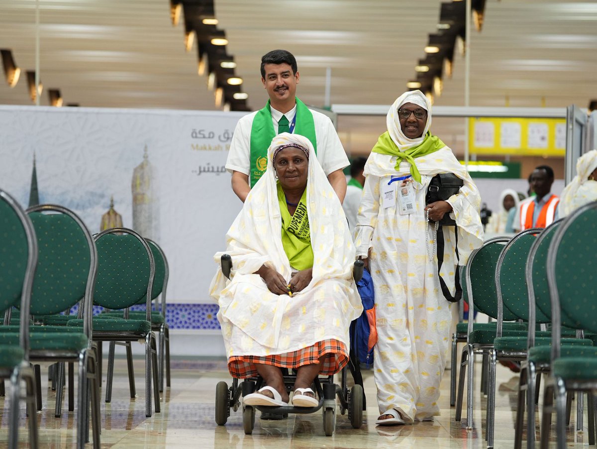MakkahRoute's tweet photo. Grâce à des services intégrés et des procédures simplifiées, les Invités d’Al-Rahman poursuivent leur voyage le cœur serein.  
#Makkah_Route_Initiative
#SaudiVision2030 https://t.co/VvhrfU3IZt