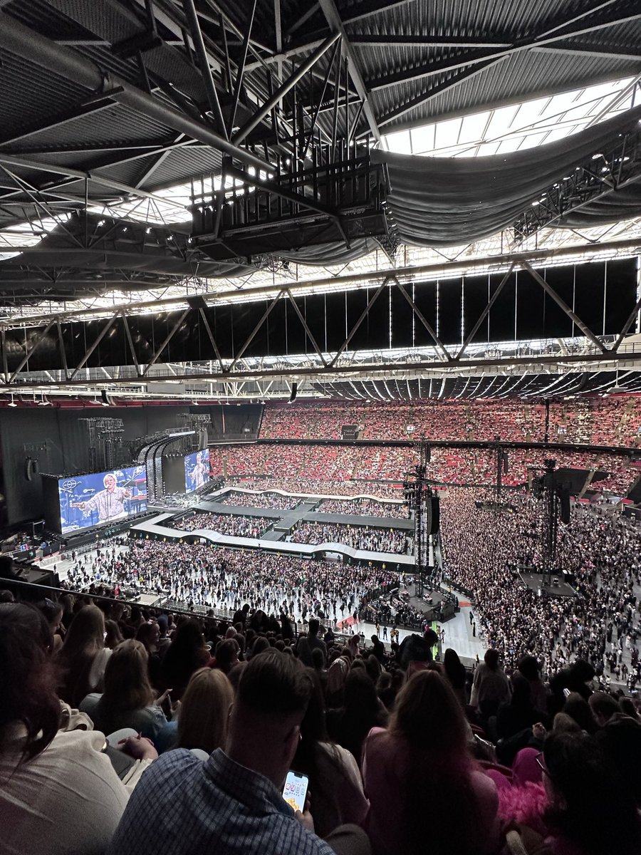 httplaura1309's tweet photo. View from the last row in block 405 😍 #togethertogether #harrystyles https://t.co/QeunizcnfO