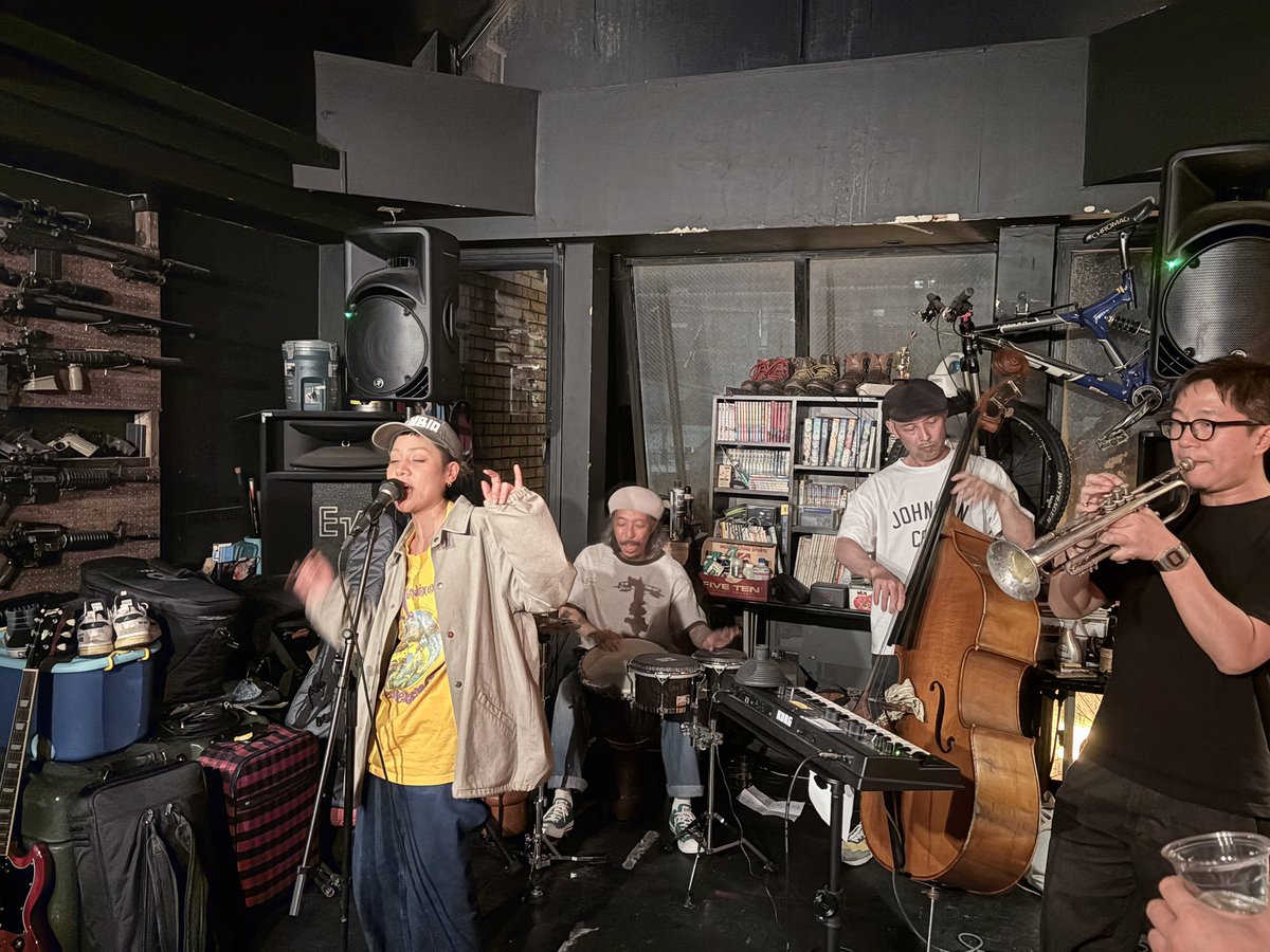 tocchi_9267's tweet photo. Riot the Barにて、Almenialvaのライブを見てきました
ブルース、レゲエ、スカ、ジャズとミクスチャーなジャンルながらバンドとして芯のあるサウンドでとても楽しいステージ
トランペットの谷殿さんは前から聴いてみたかったので嬉しい限り https://t.co/rZ5VHAw5NB