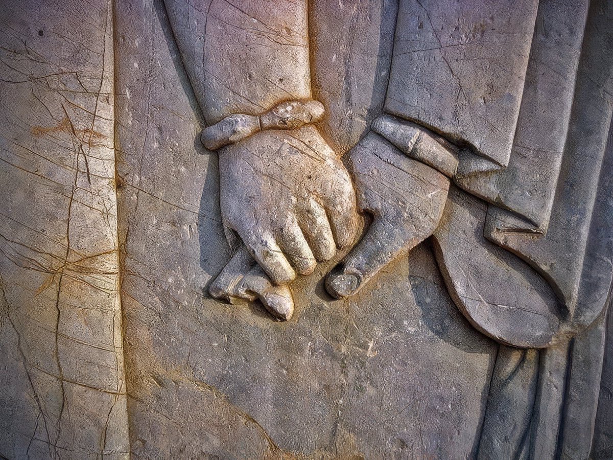 solisolsoli's tweet photo. Holding Hands on walls in Persepolis, ancient Persia https://t.co/O66vTBEhOH