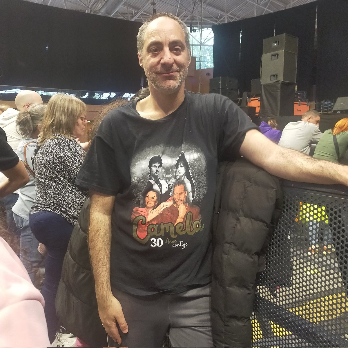 juanant37's tweet photo. @DioniMartin @WomanCamela Ya estoy en el concierto, Por fin llegó el día a ver si me veis y me tiráis un sombrero . Espero hacerme una foto con vosotros. Un abrazo fuerte https://t.co/p3sL203Bfv