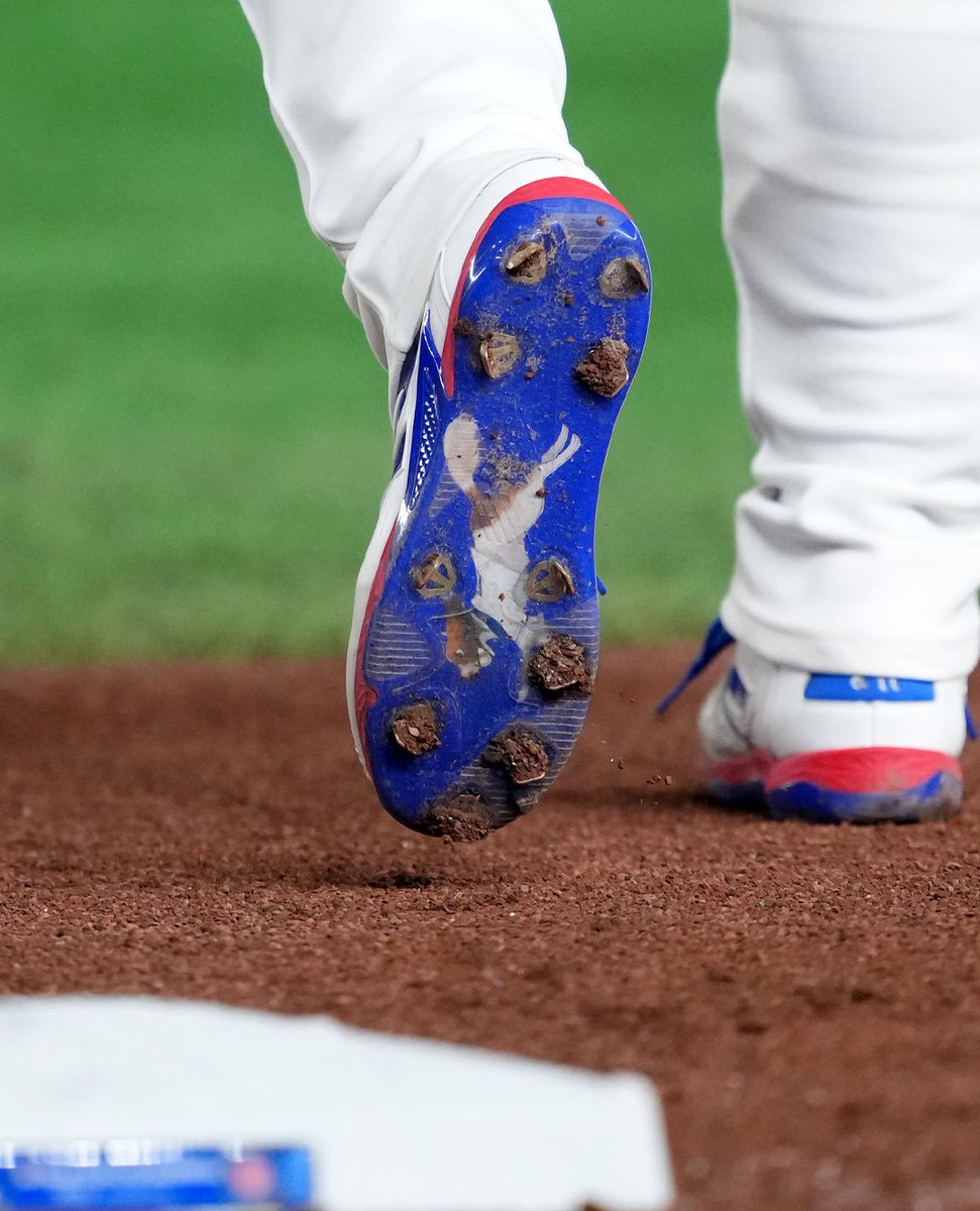 mlbespanol's tweet photo. Shohei Ohtani nunca se olvida de Decoy. 👀🐾 https://t.co/P29ucsDssG