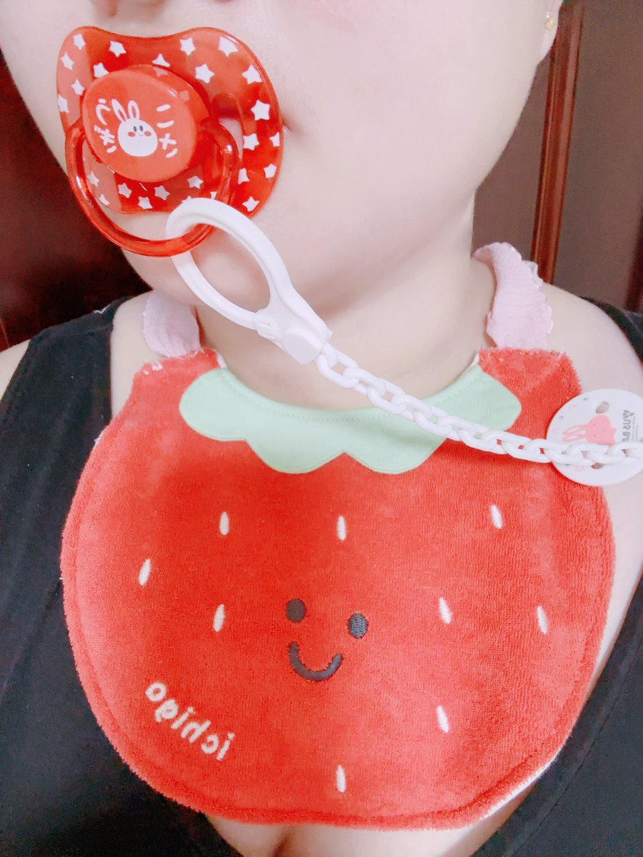 HuBao1998's tweet photo. 圍上新買的圍嘴睡覺覺啦～
晚安😴 https://t.co/j12sPQGTL1