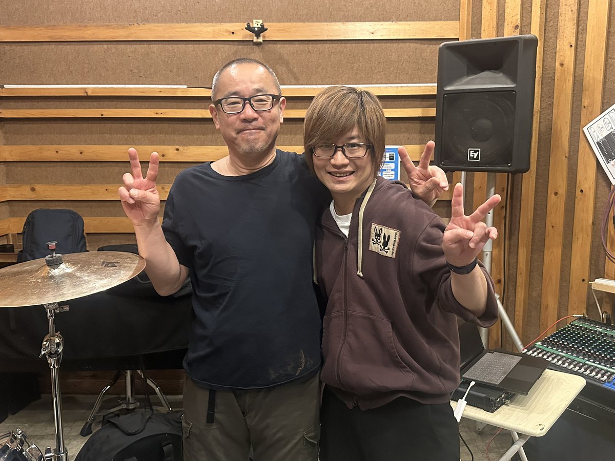 BELLMONDO3's tweet photo. たけちゃん！ドラムのレコーディングエンジニア、オペレーション本当にありがとう！
お疲れ様でした！
ぐっちゃんもお疲れ様でした！
@drumphone https://t.co/u8gRWnZ8F1