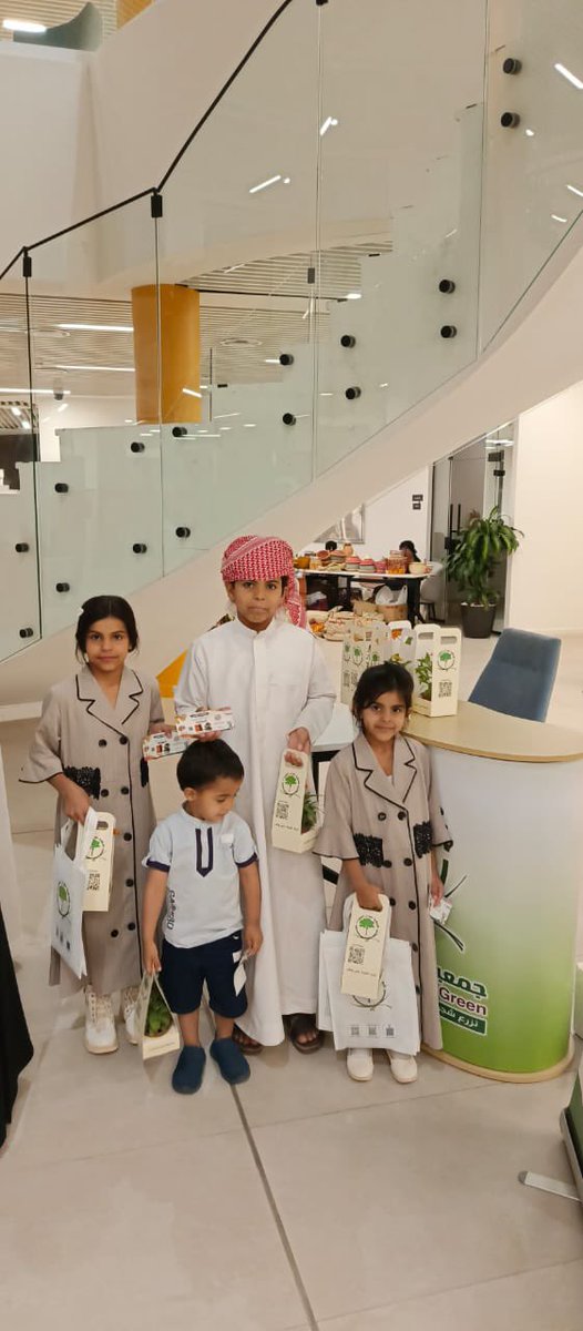 najranenv's tweet photo. بين ريشة الفن ورسالة الوعي… كانت لنا مشاركة ملهمة في مهرجان الفنون البصرية الذي تنظمه جمعية رؤية للهوايات والذي يستمر لمدة يومين 

مشاركة جسدت جمال الفكرة حين يتحول الإبداع إلى لغة تنشر الوعي وتعزز قيمة الإنسان والمكان، في أجواء ثقافية نابضة بالشغف والإلهام.

كل التقدير لجمعية رؤية للهوايات @vision_nsa على هذا المهرجان النوعي، ولجميع المشاركين الذين رسموا لوحة من الجمال والإبداع 

نصون البيئة و الاستدامة بثقة  
#بيئتنا_مسؤوليتنا 
#نجران #مبادرات_بيئية #نجران_الخضراء
#السعودية_الخضراء
#البيئة_السعودية
#بيئَتنا_كنز 
 #صندوق_نماء_الوقفي
  #نجران_الآن