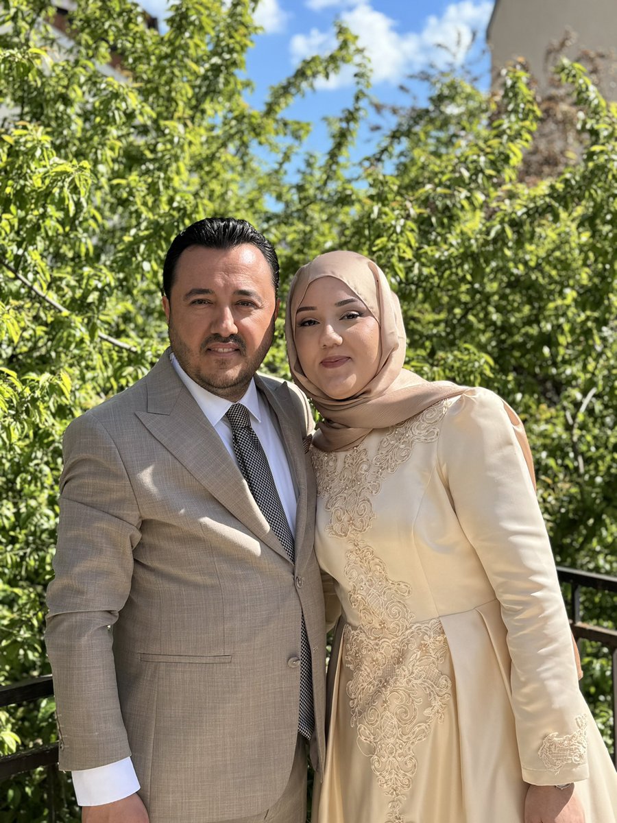 SerdarBaydar's tweet photo. Dünya ne kadar gürültülü olursa olsun, bir babanın ruhunu dinlendiren en güzel melodi, kızının ‘babacığım’ diyen sesidir.

Bir kızım var adı Elif,
Büyür de babasını anlar.

Benim güzel, gözümün nuru kızım,❤️
Doğum günün kutlu olsun.💐
Dünyanın bütün rüzgarları sana şefkatle essin https://t.co/bqwxn4sgkX