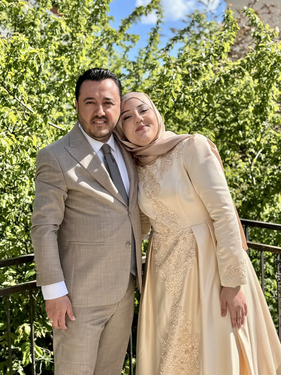 SerdarBaydar's tweet photo. Dünya ne kadar gürültülü olursa olsun, bir babanın ruhunu dinlendiren en güzel melodi, kızının ‘babacığım’ diyen sesidir.

Bir kızım var adı Elif,
Büyür de babasını anlar.

Benim güzel, gözümün nuru kızım,❤️
Doğum günün kutlu olsun.💐
Dünyanın bütün rüzgarları sana şefkatle essin https://t.co/bqwxn4sgkX