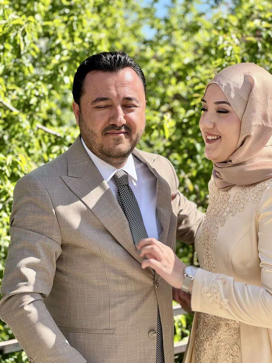 SerdarBaydar's tweet photo. Dünya ne kadar gürültülü olursa olsun, bir babanın ruhunu dinlendiren en güzel melodi, kızının ‘babacığım’ diyen sesidir.

Bir kızım var adı Elif,
Büyür de babasını anlar.

Benim güzel, gözümün nuru kızım,❤️
Doğum günün kutlu olsun.💐
Dünyanın bütün rüzgarları sana şefkatle essin https://t.co/bqwxn4sgkX