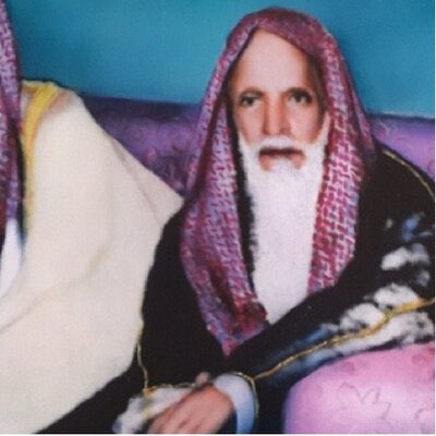 Awter9's tweet photo. 🕋  قال محدثي رحمه الله بلهجته العامية:

جاء رجل للشيخ عبدالرحمن بن سعدي شيخ الشيخ ابن عثيمين رحمهما الله وقال:

*ياشيخ أمي تعبت من الوسواس في الوضوء وتسرف بالماء وتبطي بلحيل وش السوات ياشيخ؟

🕌 قال الشيخ: علمها هدي النبي صلى الله عليه وسلم في الوضوء وذكرها بأحاديث الإسراف …

قال: ياشيخ كل شيٍ سويته لكن أبيك تجي تقنعها لأنها تحبك ..ودايم تقول ..قال الشيخ .. وقال الشيخ وتحضر عندك الجمعه وتصلي التراويح معك في الجامع (جامع #عنيزة)

🕌 قال الشيخ أجل أحسن شي أجي إليكم قبل العصر واشرب الشاي عندك، ومن عندكم أروح للصلاه بالجامع،

قل لأمك الشيخ يبي ماء علشان يتوضأ *والفعل ابلغ من القول يا ولدي*👍
 
المهم جاء الشيخ على الموعد ..
وبعد القهوه قال لامُّه : *الشيخ يبي ماء للوضوء*.

 الأم عبّت أكبر صفريه (قدر) وحطتها بالليوان .. 
يوم شافه الشيخ قال: جب طاسه يا ولدي وغرف بالطاسه من القدر وتوضأ ومشى

جت الأم وشافت الماء ما تغيّر 😳
قالت هو الشيخ ما توضأ ؟؟!!
قال : إلا …😑😐
قالت:أنت متأكد 😵‍💫😳🙄
قال إيوالله العظيم…😦

قالت:*"الله يخلف على صلوات صليتهْ وراهْ*☹️🙁😏

راح الولد للشيخ وعلمه بكلام أمه
فضحك الشيخ رحمه الله وقال: 
*عاد ما باليد حيله*,,,😂
(منقول)
