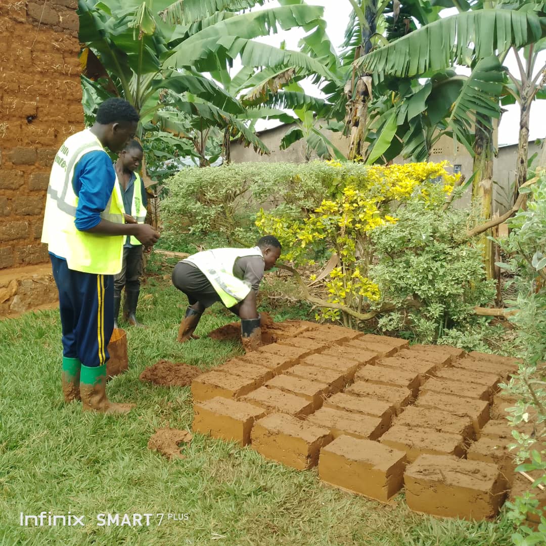 YouthvolNyagtr's tweet photo. Uyu munsi I #Matimba Urubyiruko rw’abakorerabushake rwo mu Kagari ka #Nyabwishongwezi rwakoze #umuganda wo kubumba amatafari 270 y’umuturage utishoboye utuye mu Mudugudu wa Nyabwishongwezi II. Umuganda warangiye neza,
RYVCP ,
#Ntakudohoka
#Ntakudohoka
#Ntakudohoka https://t.co/zkJUAwQ22K