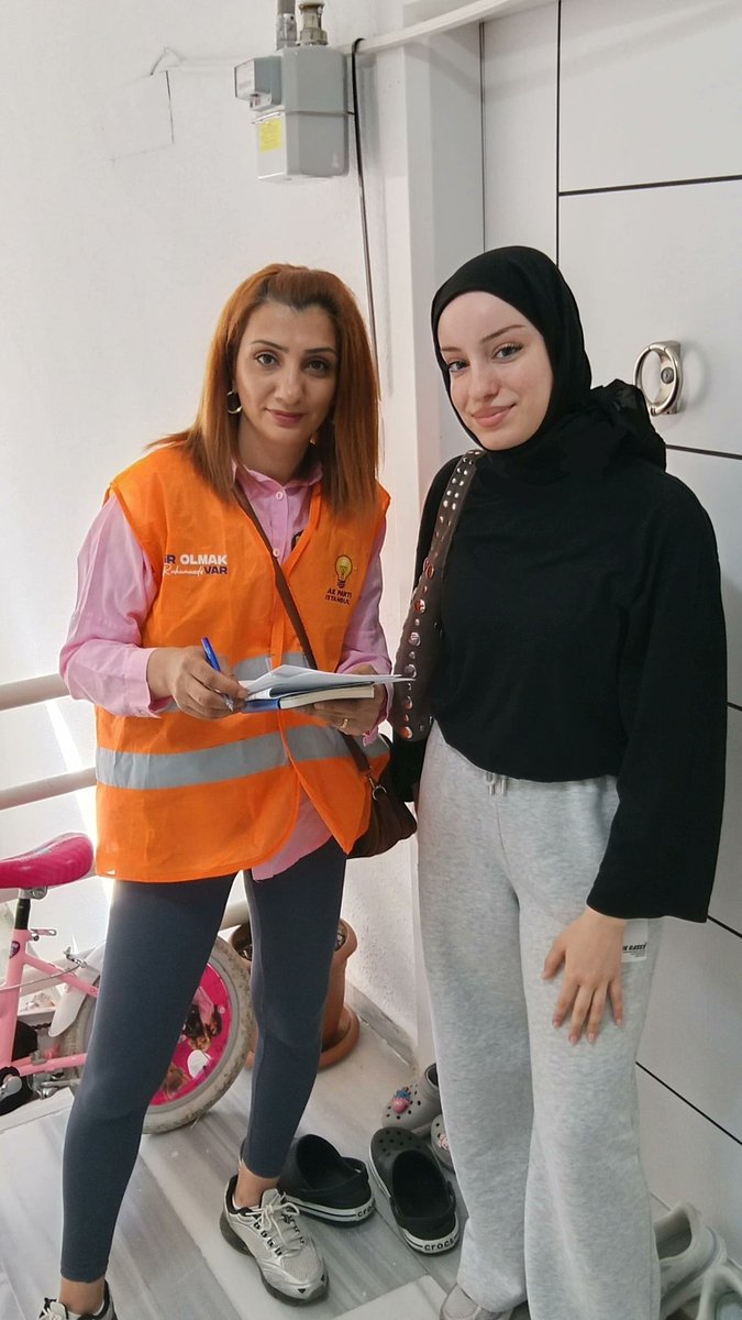 akpartibasakseh's tweet photo. Kapısını çaldığımız her evde; bir muhabbet, bir samimiyet, bir dava heyecanı daha büyüdü✨

Mahallelerimizde gerçekleştirdiğimiz hane ziyaretlerinde hemşehrilerimizle bir araya geldik; Cumhurbaşkanımızın selamlarını ilettik, gönül bağlarımızı güçlendirdik.

Çünkü biz bu bağı; sokakta, evde, gönülde büyütüyoruz.

📍Başakşehir

Her mahallede izimiz, her gönülde yerimiz var.
#HerMahallesiyleBaşakşehir