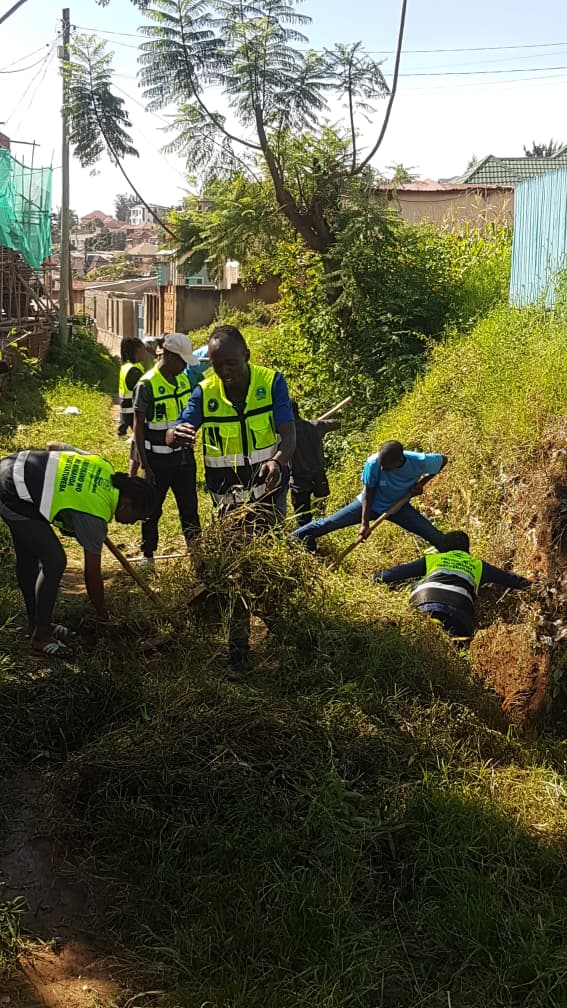 NiboyeV's tweet photo. UMUJYI WA KIGALI 
AKARERE KA KICUKIRO 
UMURENGE WA NIBYE
Uyu munsi kuwa 16.05.2026  urubyiruko  rwazindukiye mu kagari ka Niboye umudugudu wabigabiro mumuganda udasazwe.@CityofKigali @KicukiroYouth @RwandaYouthVol1 @Rwandapolice .#kigalicyeye #kicukiroicyeye https://t.co/Rcleu39tEr