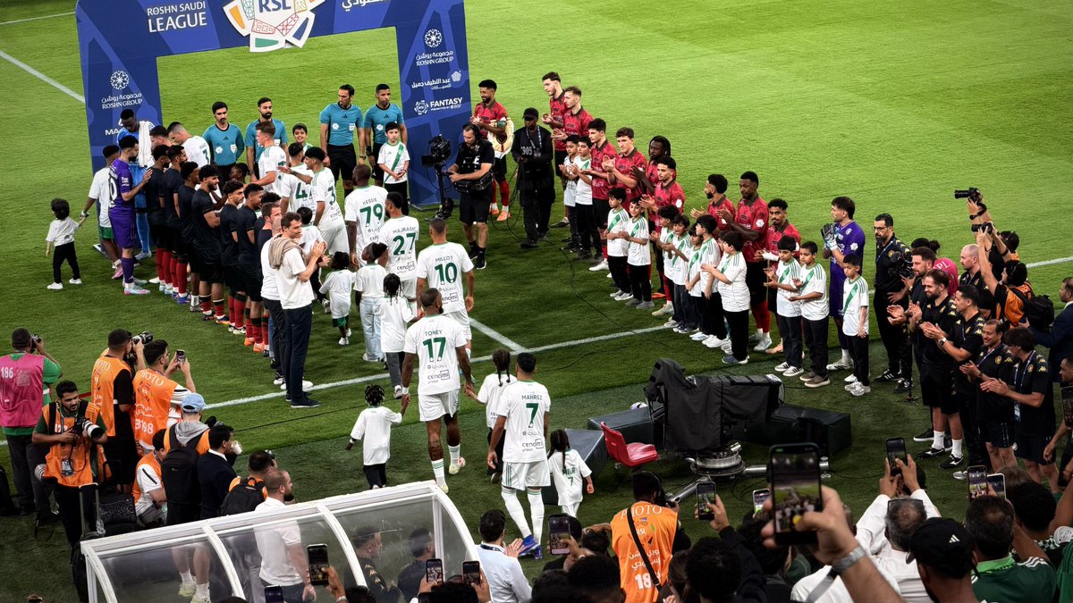 Rkhiuv's tweet photo. الممر الشرفي لا يفعله الا الرجال 💚 https://t.co/ndBQZ8yznY