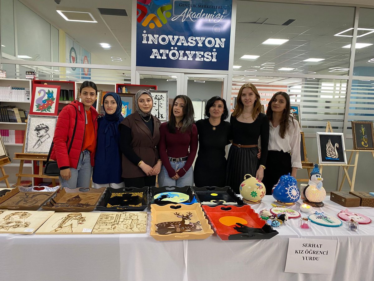 KarsKYGM's tweet photo. Serhat Yurdu EYS hocamız Zuhal KIRBOĞA ve öğrencilerimizin emekleriyle el sanatları kursunda hazırlanan birbirinden güzel ürünlerle gençlik merkezinde düzenlenen sergide yerimizi aldık. Öğrencilerimizin yeteneklerini ve üretkenliğini yansıtan çalışmalar büyük beğeni topladı. ✨💐 https://t.co/g4dwM7Jgtq