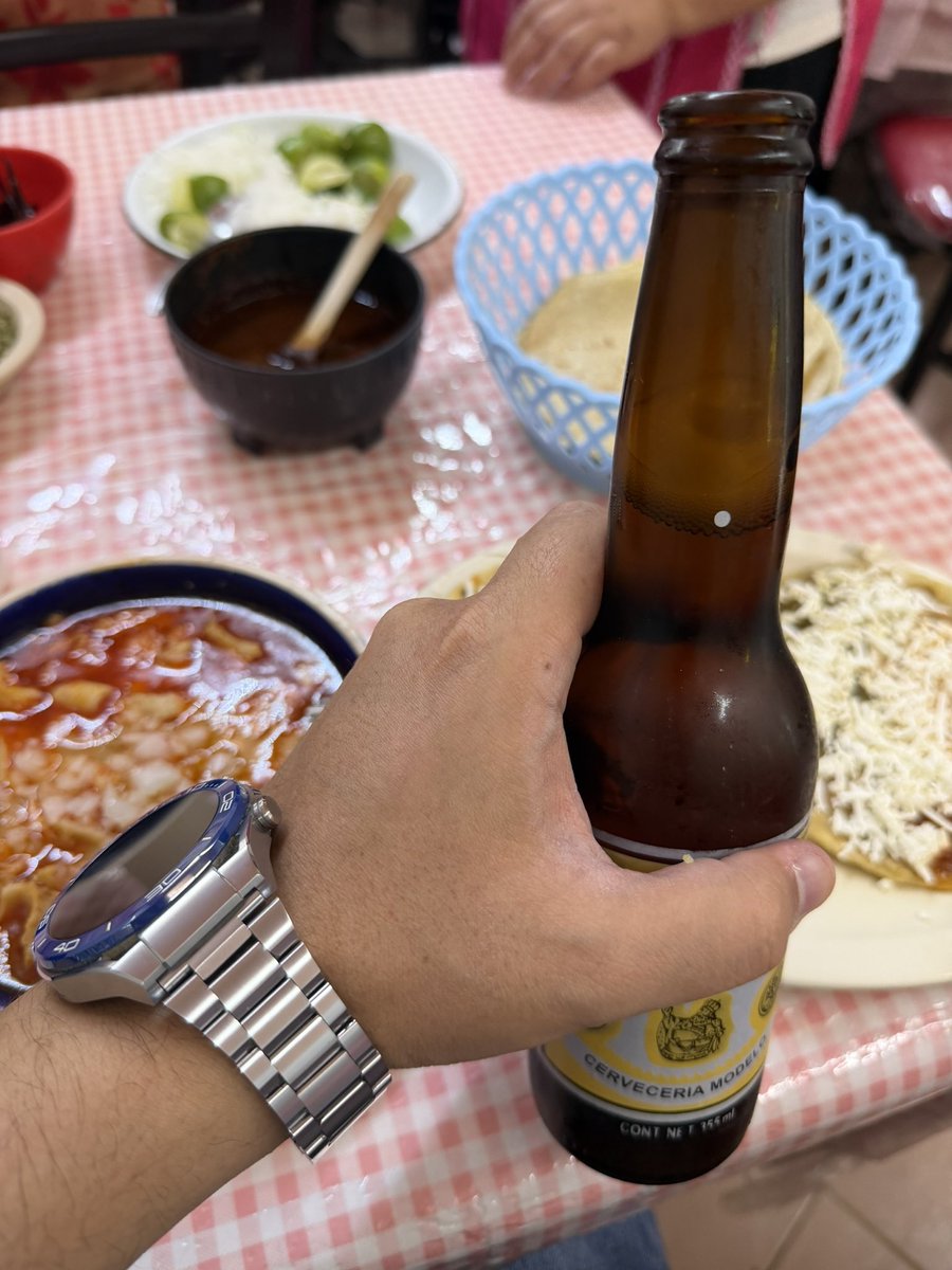 MatamorosGuridi's tweet photo. Una @VictoriaMX bien fría con El almuerzo by #AquiEsJalisco en el populoso barrio de #LaGuerrero. #QuioboChulada #Baia #Acabaramos #Mondongo #Picadas #CervezaBienFria #andaYvete 🏙️🍺🍻🚶🏻♂️ https://t.co/FFZZzeY7Qm