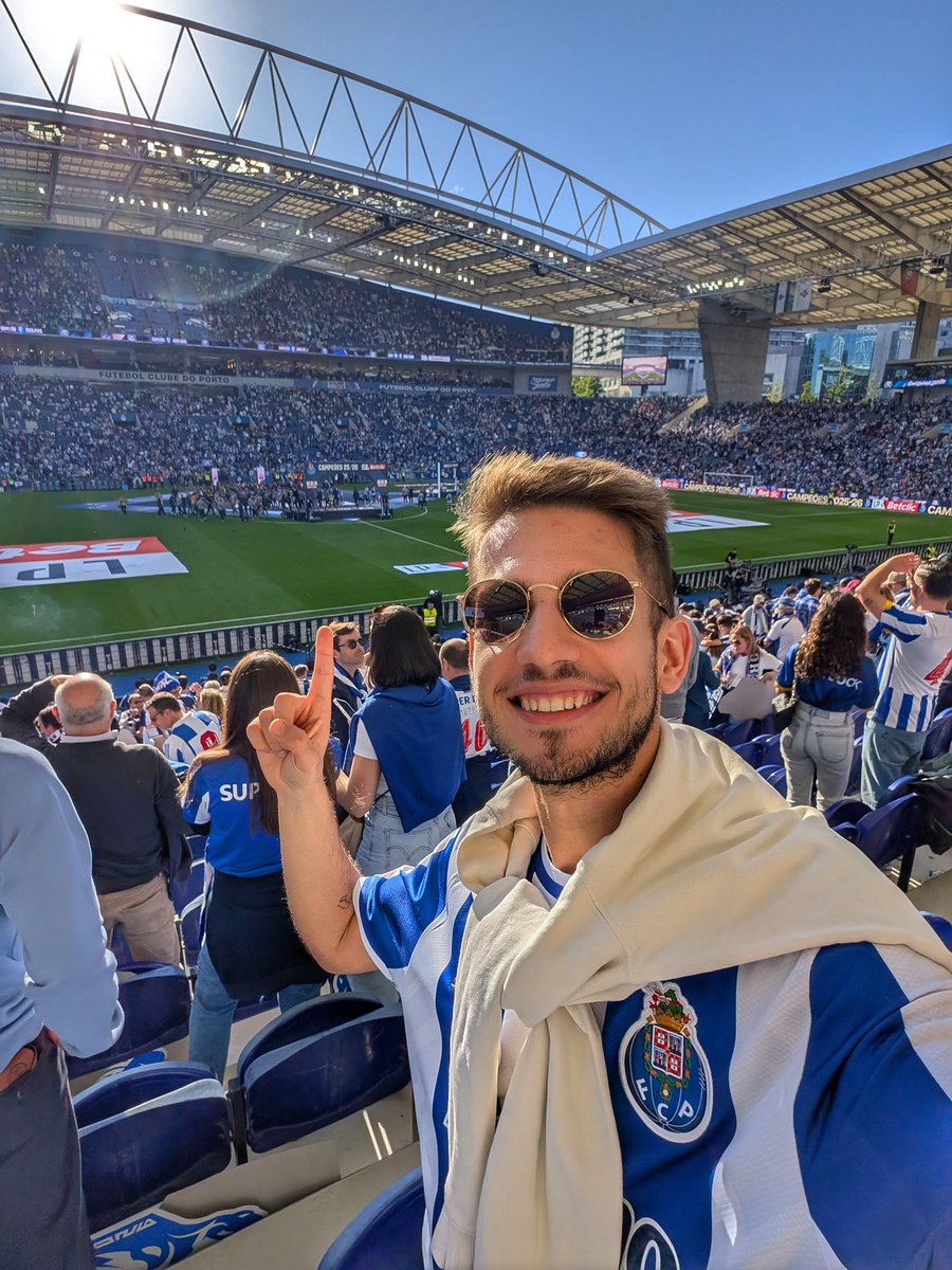ruijramos's tweet photo. Fechamos assim uma das épocas mais importantes da história deste clube. 🏆

Quem viu o FC Porto 24/25 jamais acreditaria que estivéssemos hoje a festejar o título com uma margem tão significativa e um futebol tão seguro.

O que se fez este ano é de louvar. Até daqui a 3 meses. 👋🏻 https://t.co/tbpI3YT6JR