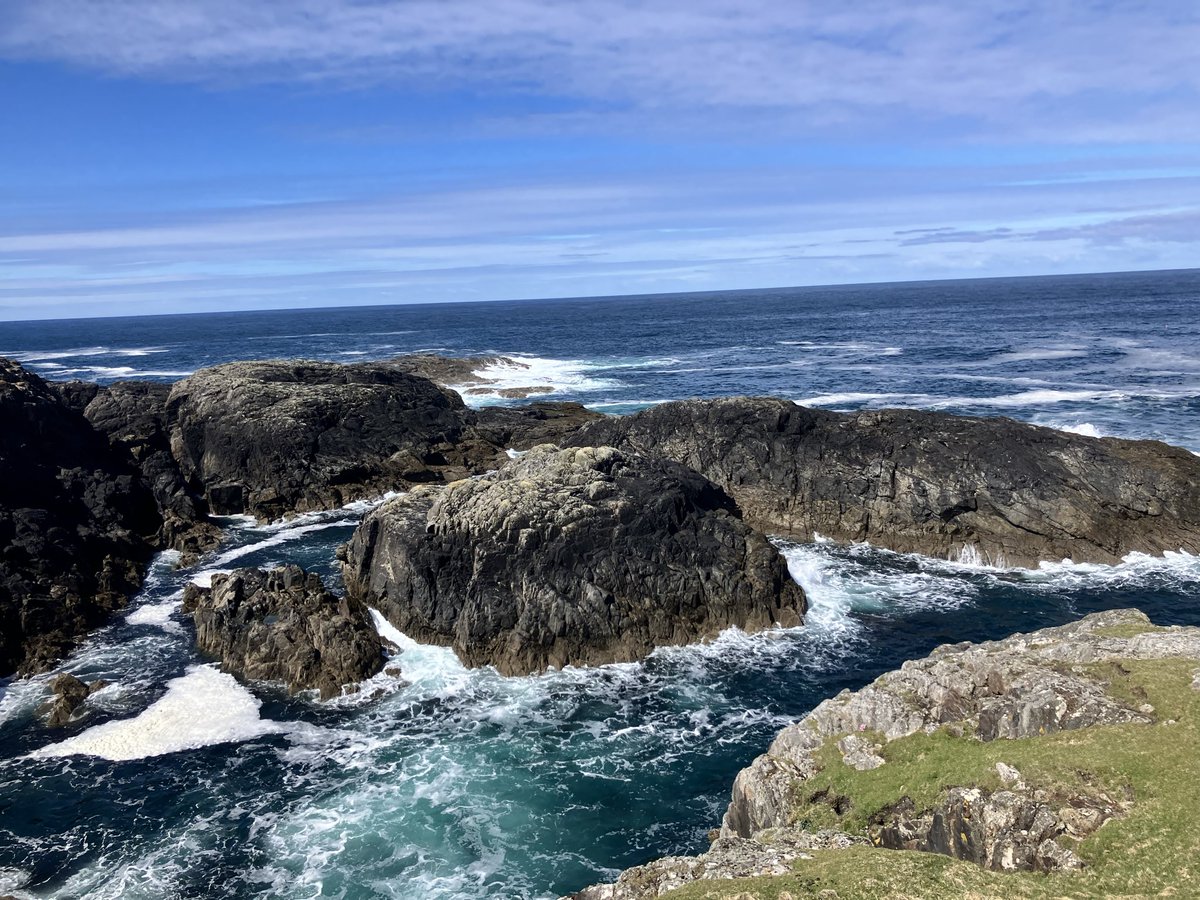 ThedyingR's tweet photo. Dùn Bàn air cùl Beinn Tangabhal anns an Eilean Bharraigh. Cha robh fios agam idir gun robh seallaidhean cho math shuas ann a shiud. Bha mi a’ smaoineachadh gun robh dìreach wasteland ann. Deagh siubhal, ach caran cruaidh ann an àiteachan. https://t.co/g47UeILPj0