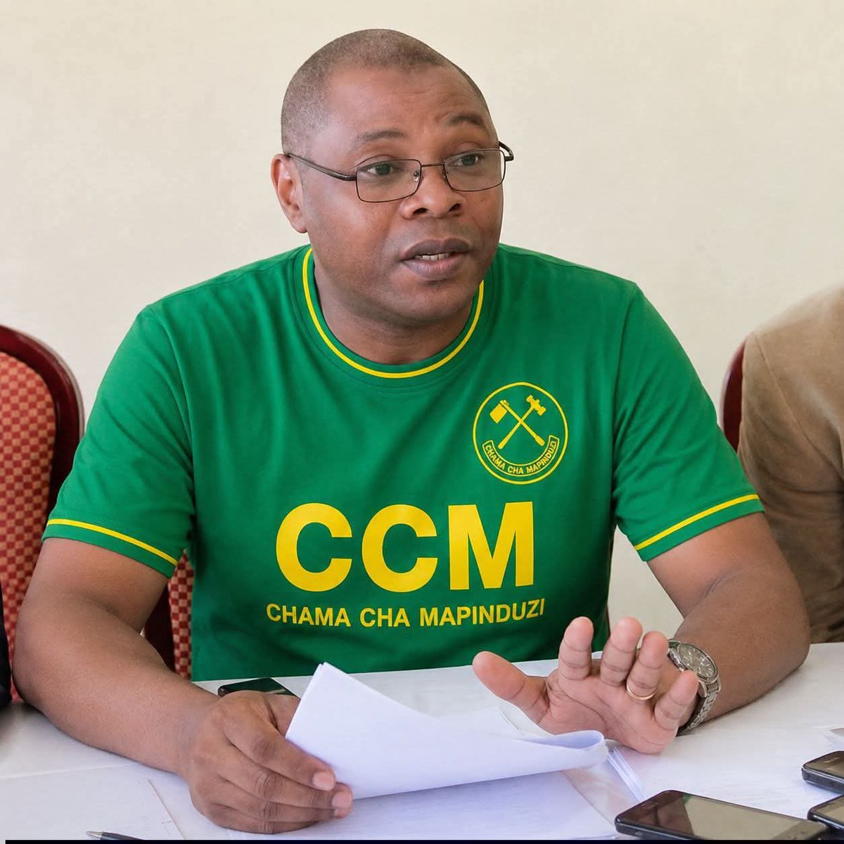 JumaAbdukarim's tweet photo. Na usoni anaweza kuja akajifanya kachukia kumbe rohoni ni furaha na kada mtiifu wa ccm. Nchi ngumu sana hii https://t.co/mHNzNuZPJY