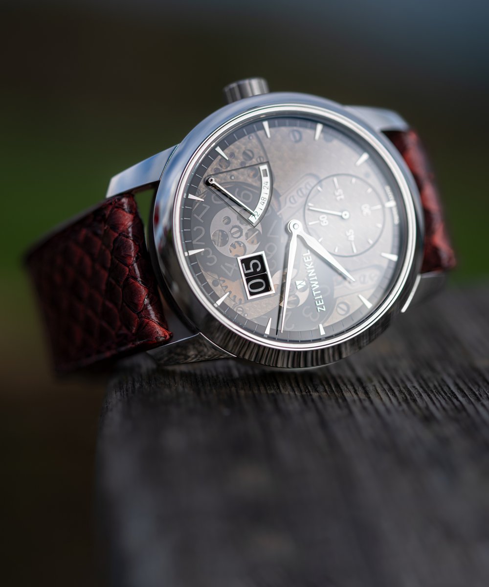 Zeitwinkel's tweet photo. Zeitwinkel 39.7mm model 173° Saphir Fumé.

#swissmade #independentwatchmaking #inhousemovement #actuallywearit https://t.co/6W26vl1kT9