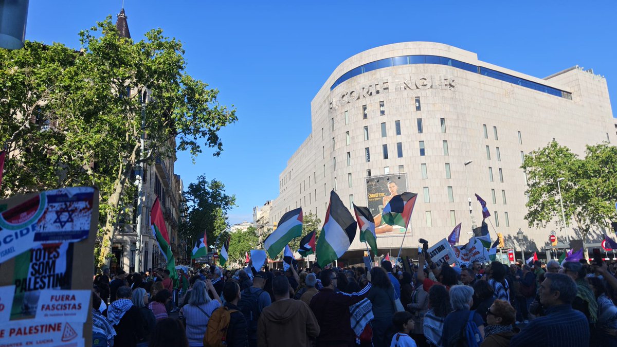 ComunistesBCN's tweet photo. ✊🏼 Presents a la manifestació en suport al poble palestí!

#NoNakba #NoGenocidis #NoGuerra #NoMordasses https://t.co/q4lvivBe4K