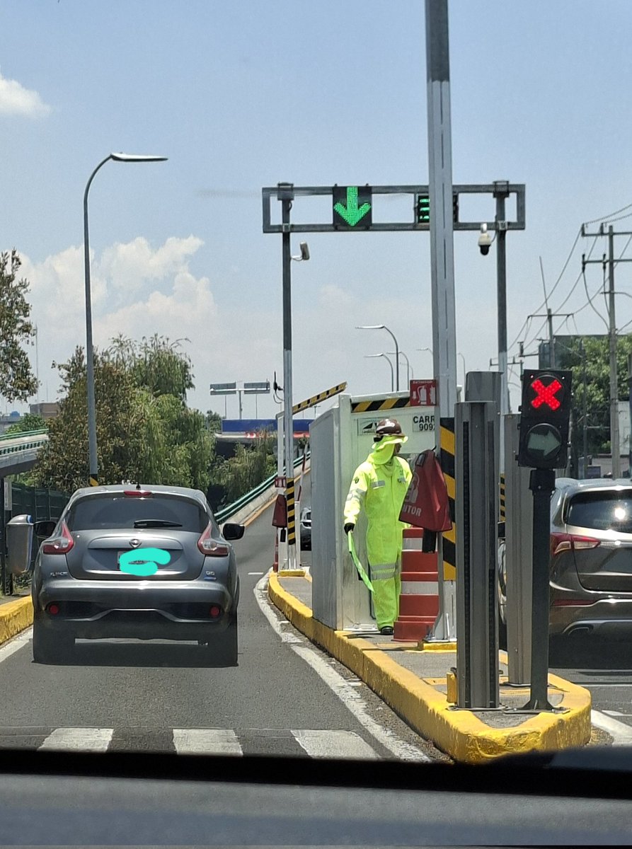 KARLATOBE's tweet photo. Oye @AUSurMx  porque no les ponen un techito que los cubra bien del sol?
Sean un poquito mas humanos con ellos. 🙏🏻 https://t.co/jFZebrG4Dg