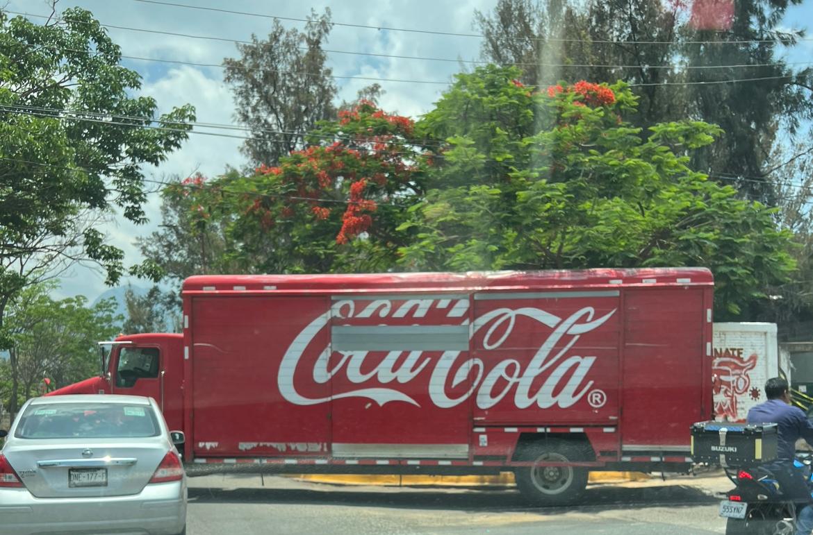 Tomas7J's tweet photo. #EdtudianresOLadrones?
Un grupo de normalistas robó un camión de la empresa Coca Cola, lo llevaron a las instalaciones del #Creno en San Felipe del Agua. No lograron porque un auto obstruía la entrada.
Llegó una patrulla d @MunicipioOaxaca
Se espera apliquen la ley https://t.co/bW2vYUcUQB
