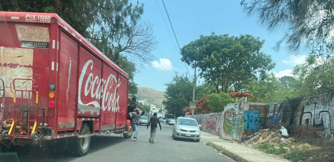 Tomas7J's tweet photo. #EdtudianresOLadrones?
Un grupo de normalistas robó un camión de la empresa Coca Cola, lo llevaron a las instalaciones del #Creno en San Felipe del Agua. No lograron porque un auto obstruía la entrada.
Llegó una patrulla d @MunicipioOaxaca
Se espera apliquen la ley https://t.co/bW2vYUcUQB