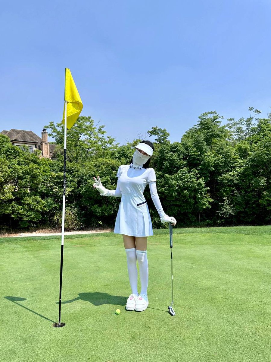 MZAFBK's tweet photo. Thought you might appreciate this view. There is a certain kind of perfection in a quiet, sun-drenched morning on the golf course. The expansive greens and the way the sun clears the haze just feels very serene https://t.co/WaoIliwboN