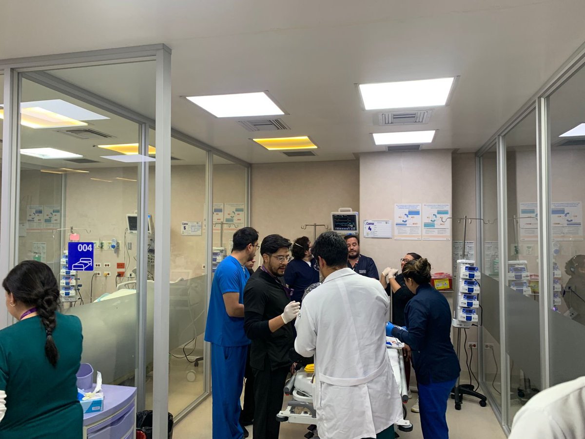 HVCMOficial's tweet photo. Tras el accidente ocurrido en la vía Cuenca–Molleturo, una mujer y un hombre, ambos de 45 años, fueron trasladados al Hospital Vicente Corral Moscoso. Ambos reciben todos los servicios especializados. Su estado de salud es reservado. https://t.co/LR37dweKQA